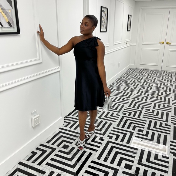 BEAUTIFUL ANN TAYLOR BLACK HALF SHOULDER EVENING/FORMAL DRESS 100% SILK - Picture 5 of 5